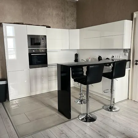 Cathedral Apartment *